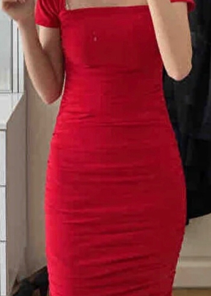 Kırmızı elbise - Görsel 3