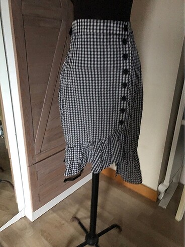 Fırfırlı düğme detaylı etek - Görsel 4