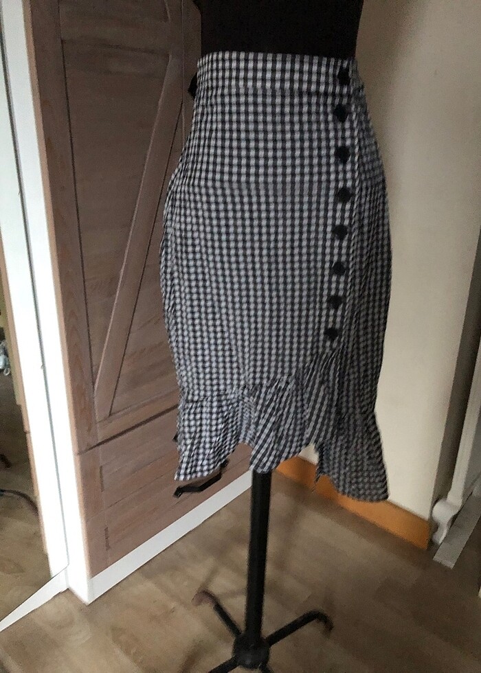 Fırfırlı düğme detaylı etek - Görsel 4