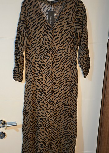 Düğmeli V Yakalı Zebra Desenli Kadın elbise - Görsel 2