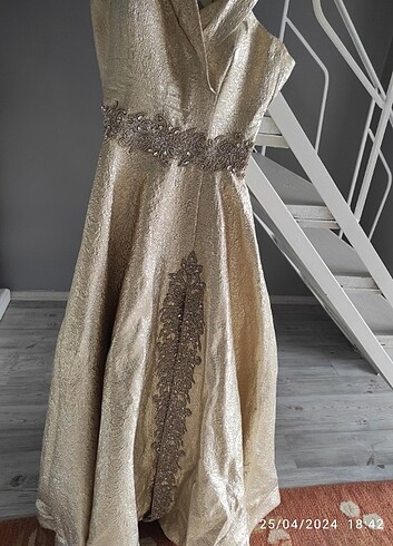 42 Beden altın Renk Nişan elbisesi