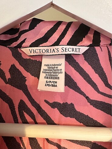 Victoria s Secret Victoria?s Secret Saten Pembe Zebra Desen Gecelik Üst