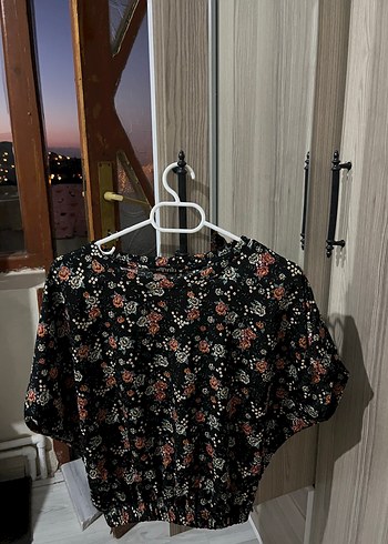 Bohem Siyah Çiçekli V Yaka Gömlek