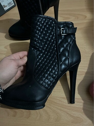 Zara Zara Sivri Topuk Kısa Çizme