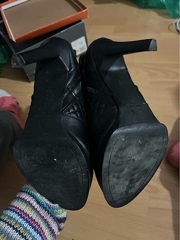 40 Beden Zara Sivri Topuk Kısa Çizme