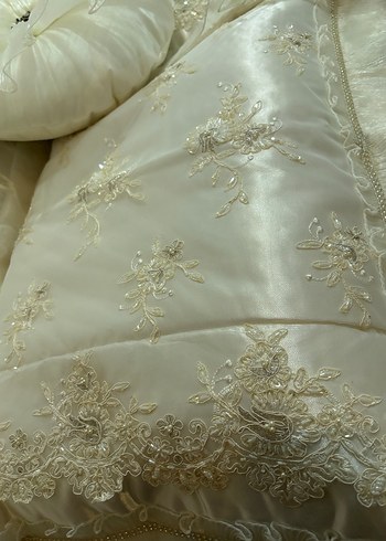 İşlemeli Parlak Beyaz Yatak Örtüsü - Görsel 3