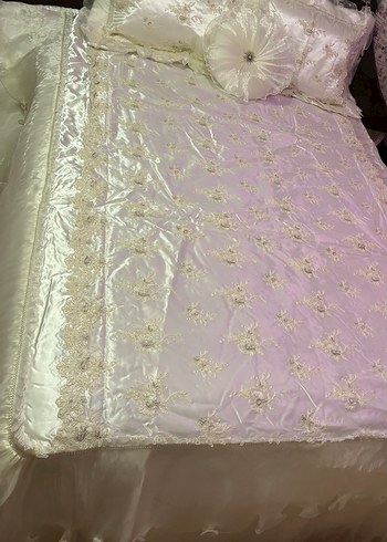 İşlemeli Parlak Beyaz Yatak Örtüsü - Görsel 4