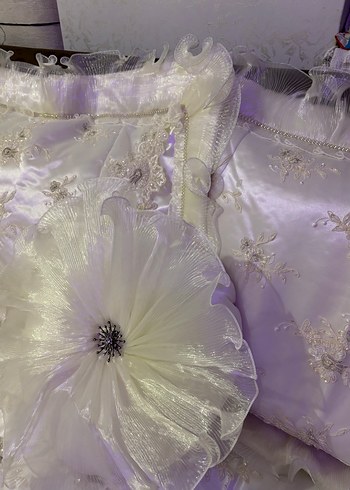 İşlemeli Parlak Beyaz Yatak Örtüsü - Görsel 2