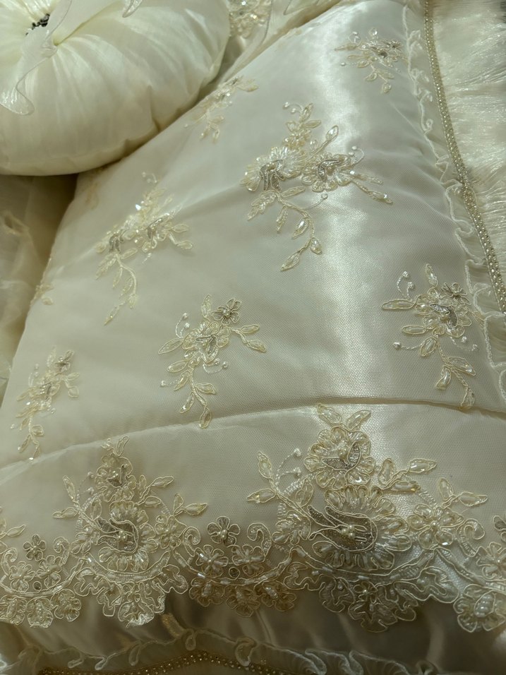 İşlemeli Parlak Beyaz Yatak Örtüsü - Görsel 3