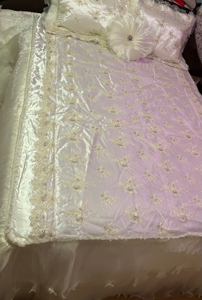 İşlemeli Parlak Beyaz Yatak Örtüsü - Görsel 4