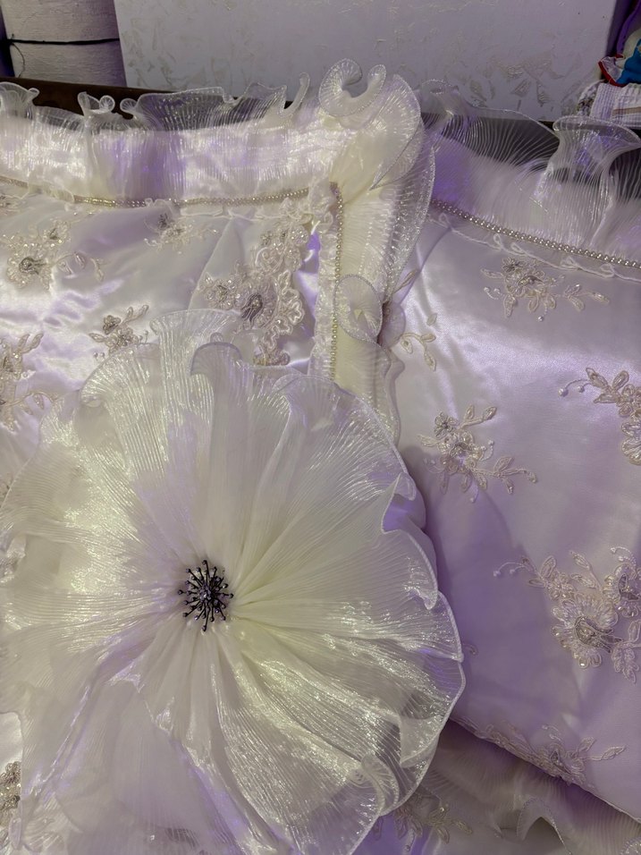 İşlemeli Parlak Beyaz Yatak Örtüsü - Görsel 2