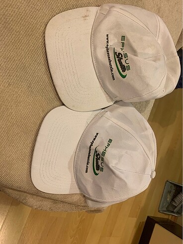 İki adet şapka
