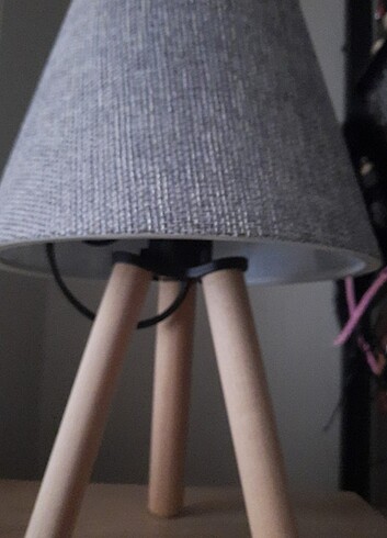 Beden gri Renk Kumaş başlıklı tahta tripod ayaklı abajur