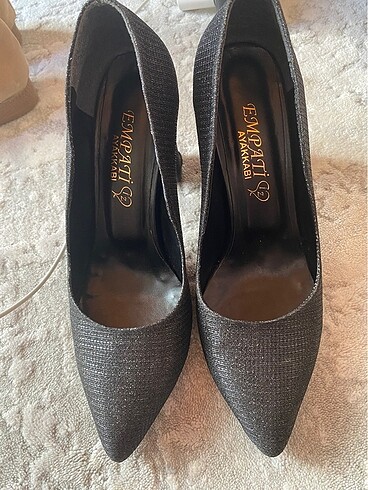 Siyah simli stiletto