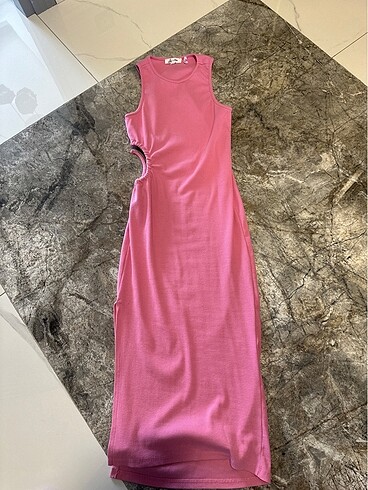 Pembe elbise