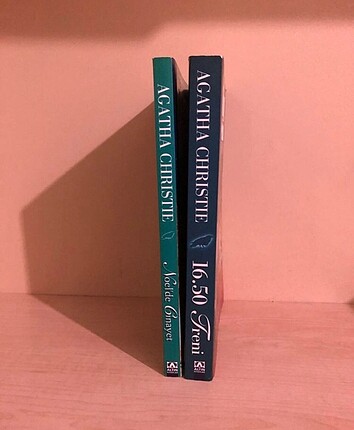 AGATHA CHRISTIE