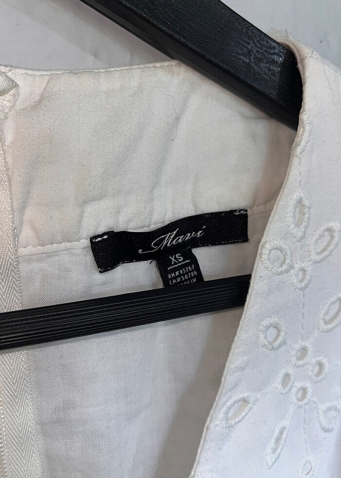 Mavi markalı beyaz elbise - Görsel 4