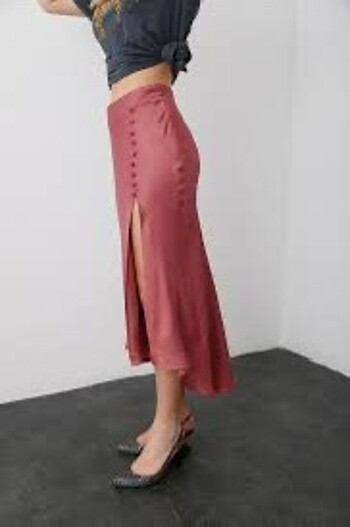 Gülkurusu yırtmaclı saten etek - Görsel 2