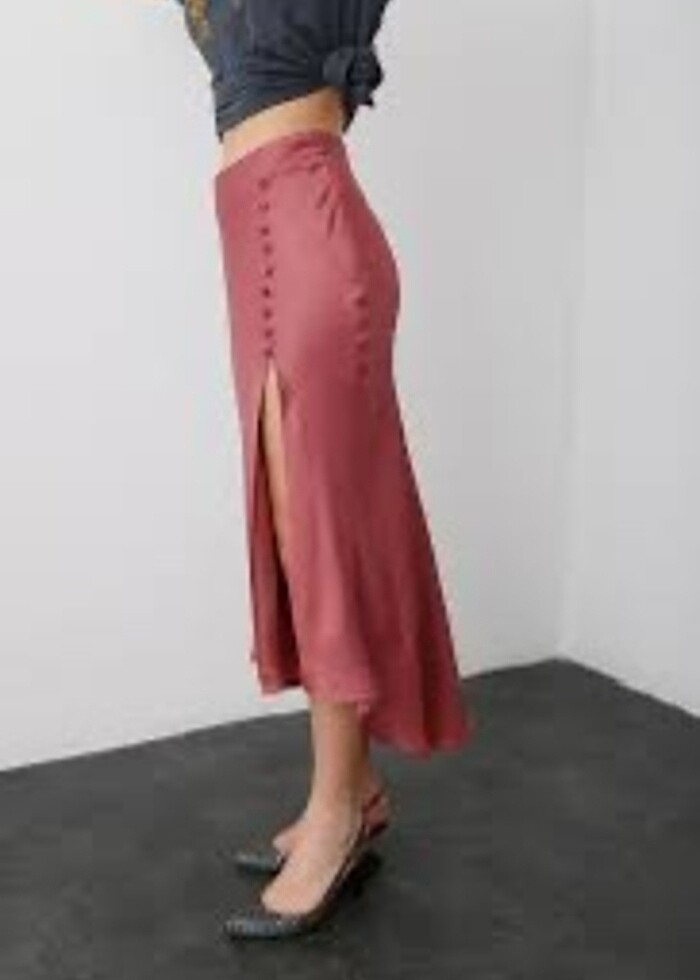 Gülkurusu yırtmaclı saten etek - Görsel 2