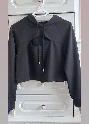 Göğüs detaylı siyah crop sweatshirt 