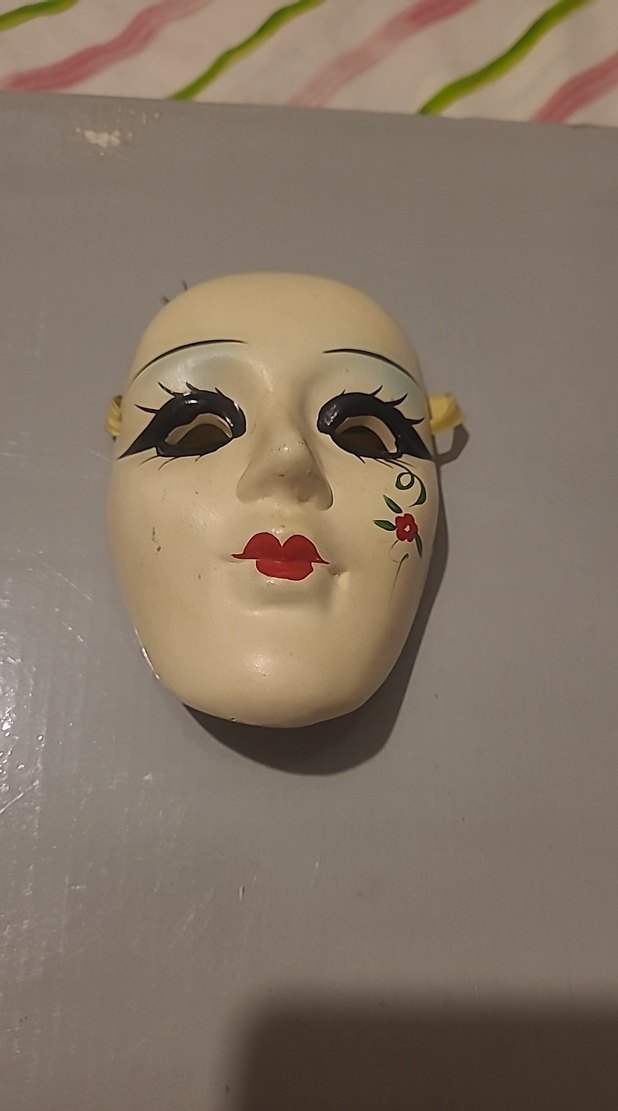 Yüzde Çiçek Detaylı Kadın Maskesi - Görsel 2