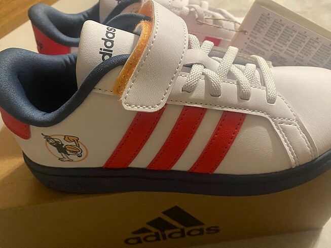 32 Beden beyaz Renk Adidas Mickey spor ayakkabı