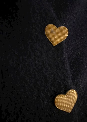 Siyah kalpli düğmeli yumuşak hırka - Görsel 2