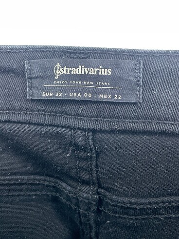 32 Beden siyah Renk Stradivarius Jean / Kot %70 İndirimli.