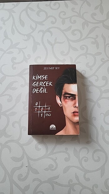 Kimse gerçek değil 