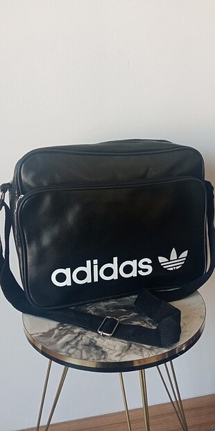 Kadın ve erkek laptop , postacı çantası