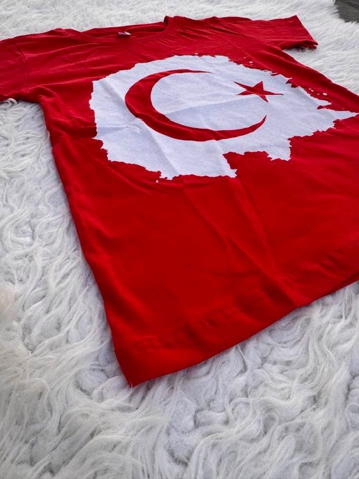 Kırmızı renk türk bayrağı - Görsel 2