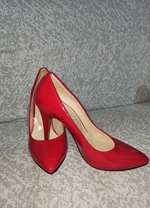 Kırmızı stiletto