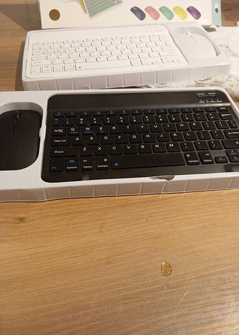 Koyu Renkli Beyaz Kablosuz Klavye ve Mouse Seti