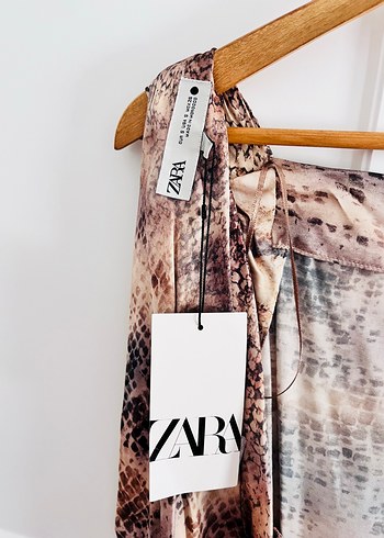 Zara Siklik Ve Rahatlik Vizon Yilan Desenli Uzun Elbise