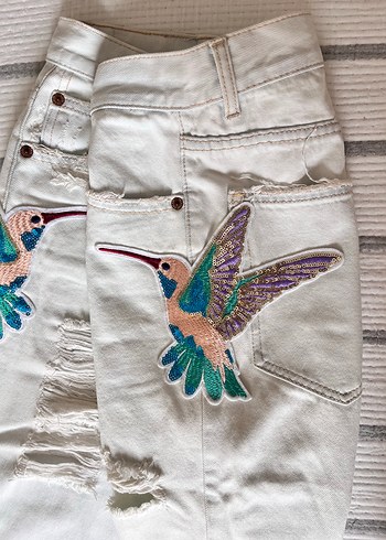 Pull and Bear Yirtik Hummingbird Denim Jean