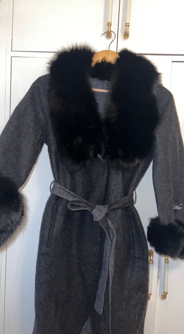 Kürk Detaylı Siyah Kaban - Görsel 3