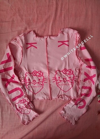Urban Outfitters Y2K HELLO KİTTY GOTHIC TSHİRT