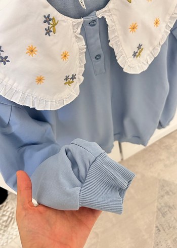 Nakışlı Yakalı Mavi Kız Bluzu - Görsel 3