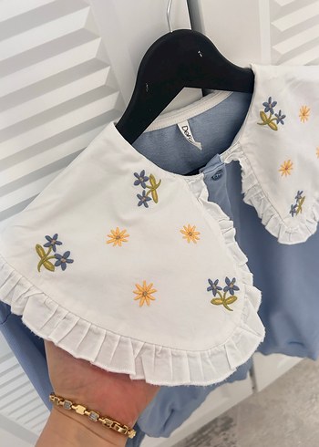 Nakışlı Yakalı Mavi Kız Bluzu - Görsel 2