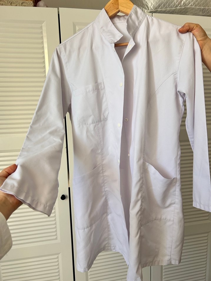 Düğmeli Beyaz Öğretmen veya doktor önliği - Görsel 3