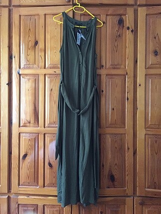 Uzun düğmeli kuşalı yırtmaçlı elbise