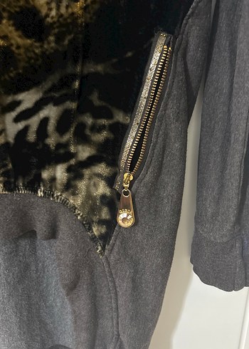 Kürk Detaylı Gri Baskılı Uzun Kollu Bluz - Görsel 3