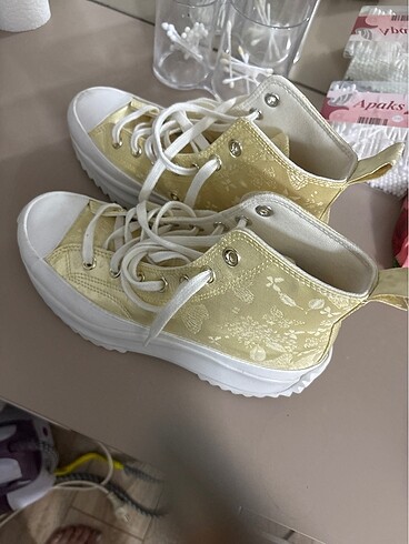 39 Beden sarı Renk Converse ayakkabı