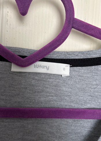 Gri V Yakalı Baskılı Kadın Tişört - Görsel 2