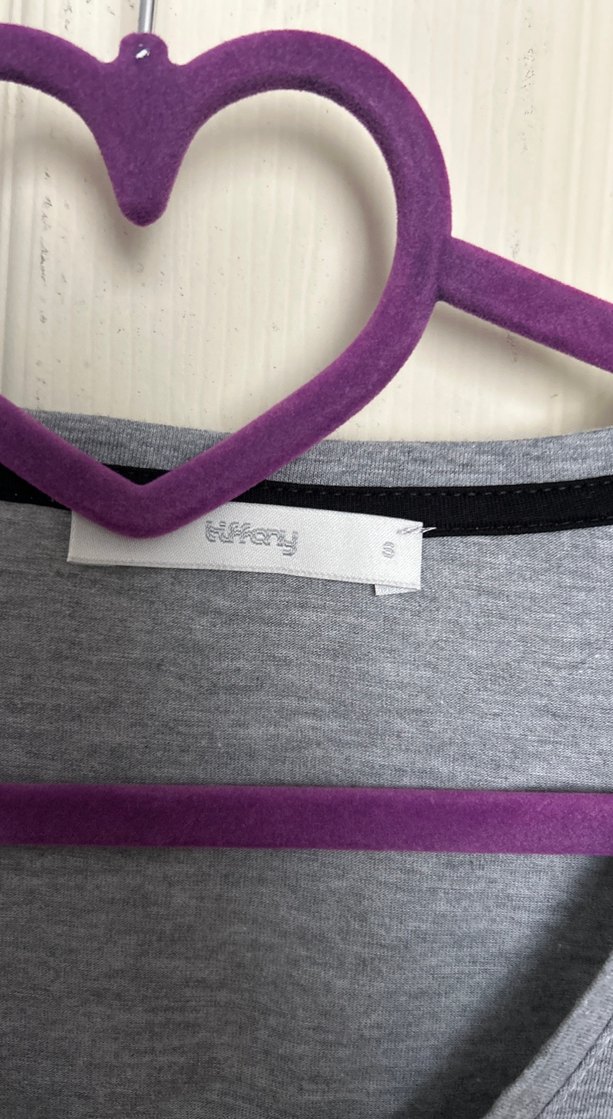 Gri V Yakalı Baskılı Kadın Tişört - Görsel 2