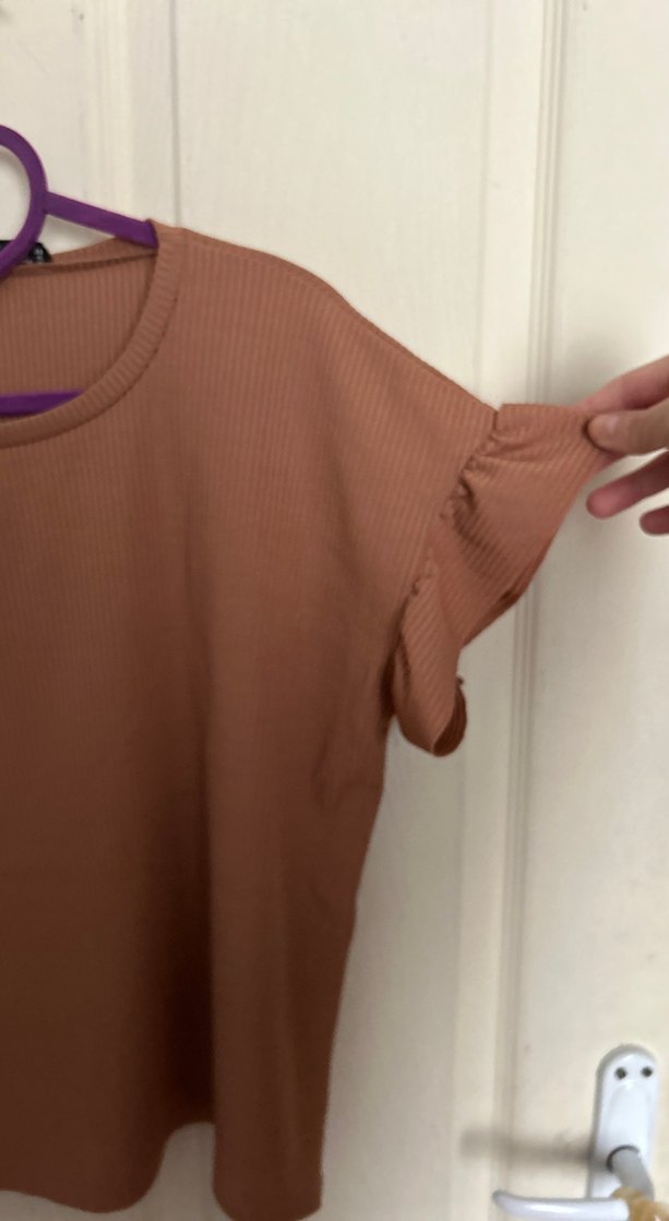 Fırfırlı Kısa Kollu Kahverengi Kadın Tişört - Görsel 2