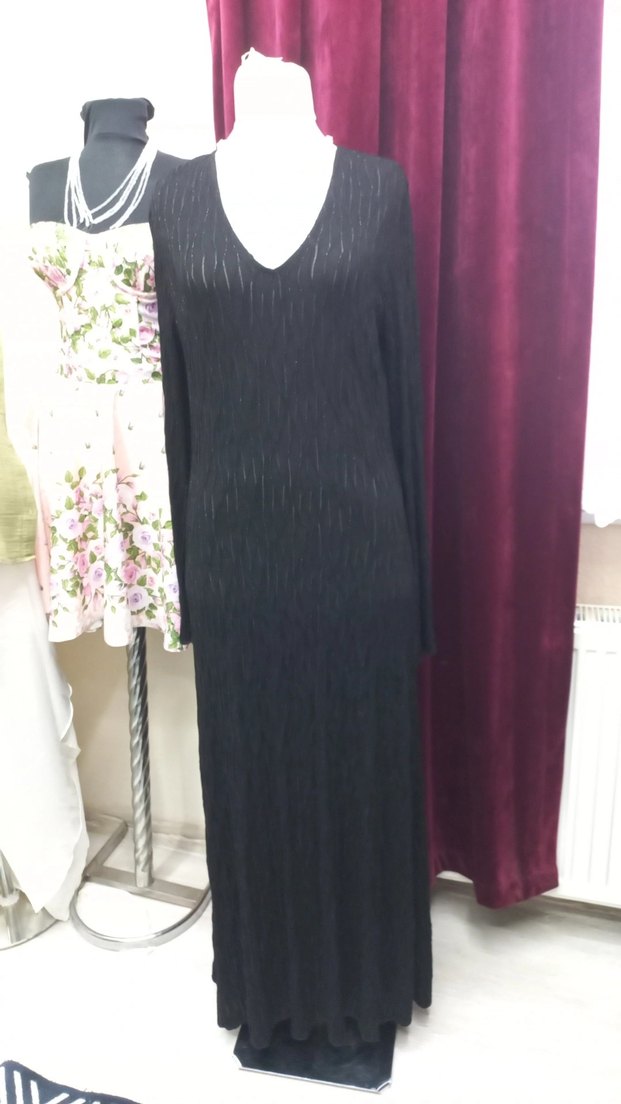 Siyah Piliseli Uzun Kollu V Yaka Uzun Elbise - Görsel 3