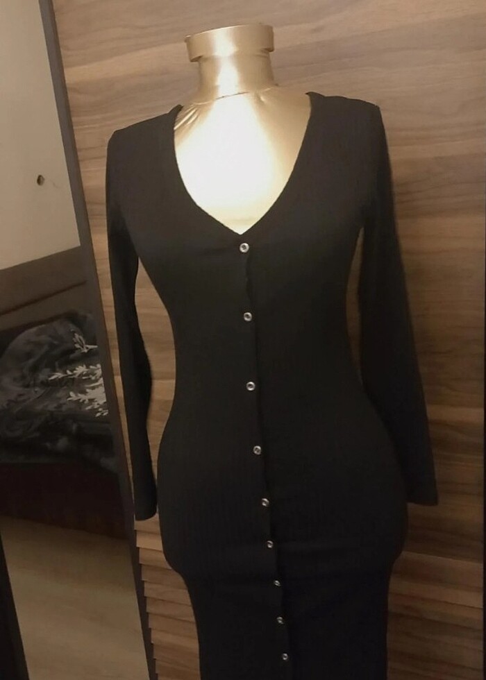 Siyah düğmeli elbise - Görsel 2