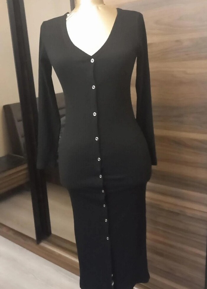 Siyah düğmeli elbise - Görsel 3