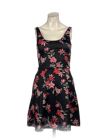 H&M Kısa Elbise %70 İndirimli.